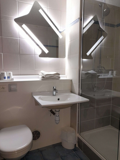Bathroom 4, Ibis Budget Fresnes, Val-de-Marne