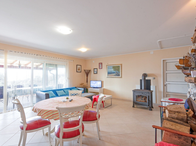 Others 5, Modern Holiday Home in Mandre With Barbeque, Zmijavci
