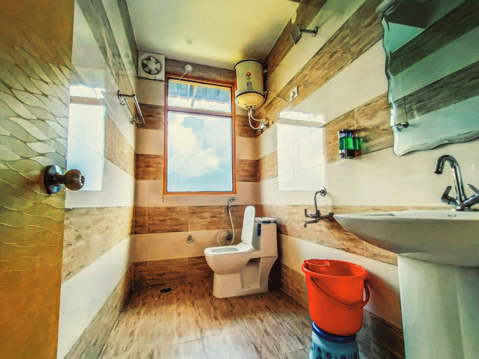 Bathroom 3, Goroomgo Bogchi Resorts Suhara, Mandi