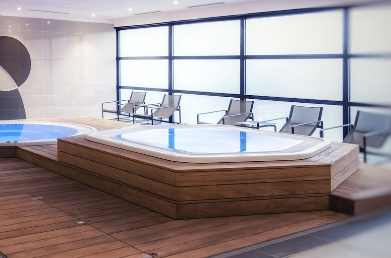 Bathroom 4, Novotel Saint Quentin en Yvelines, Yvelines