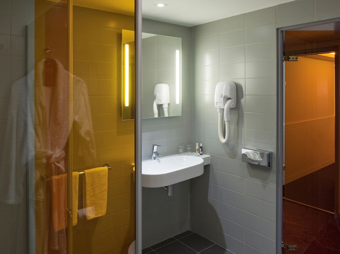 Bathroom 3, Mercure Paris La Défense Grande Arche, Hauts-de-Seine