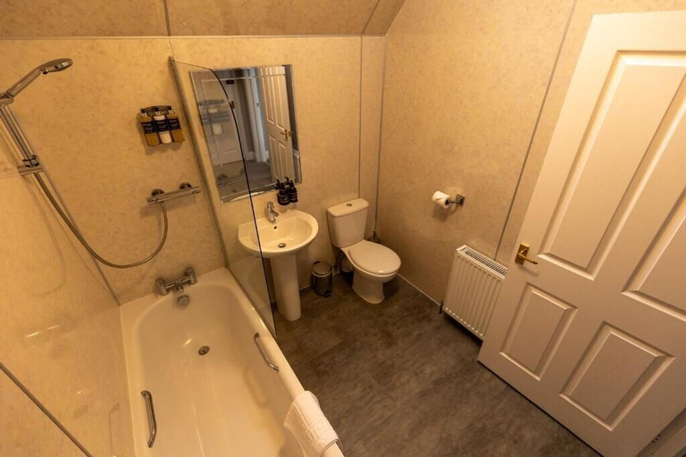 Bathroom 5, The Crossing, Highland