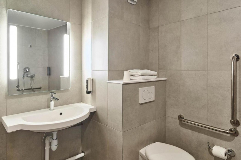 Bathroom 5, B&B HOTEL Versailles Rocquencourt, Yvelines