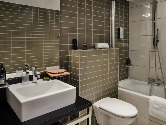 Bathroom 4, Aparthotel Adagio Grenoble Centre, Isère