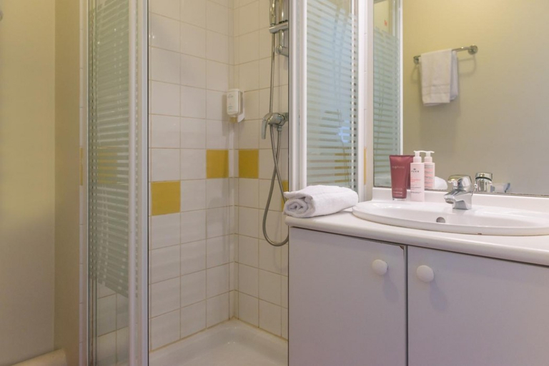 Bathroom 5, Comfort Aparthotel Nantes La Beaujoire, Loire-Atlantique
