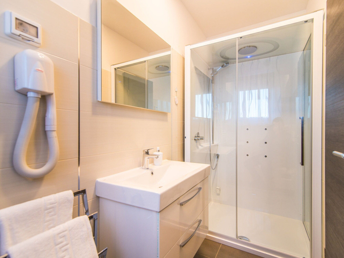Bathroom 3, Beautiful Villa in Vrsar With Swimming Pool, Sveti Lovreč