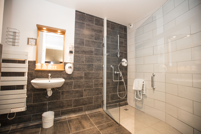 Bathroom 4, Hôtel de l'Univers, Ille-et-Vilaine