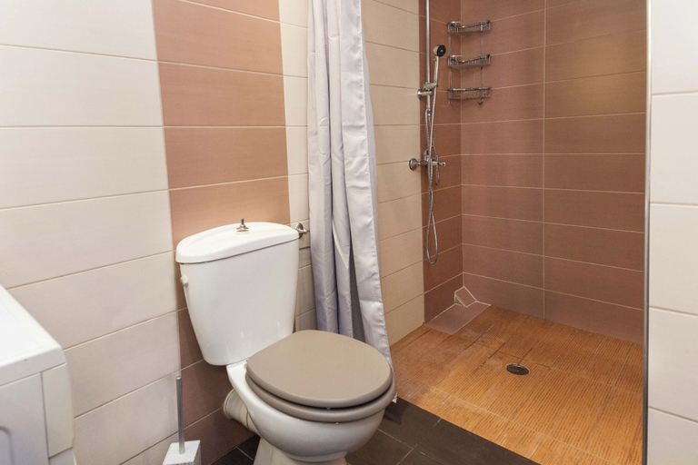 Bathroom 3, Luxurious 3 Bd Modern Apt in Dafni, Attica