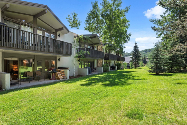 Exterior & Views 2, Lichenhearth 08, Pitkin