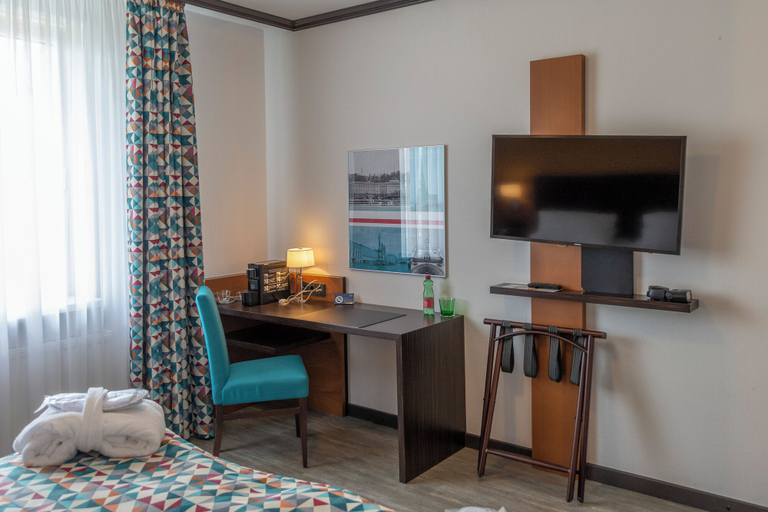 Bedroom 2, Trans World Hotel Donauwelle, Linz