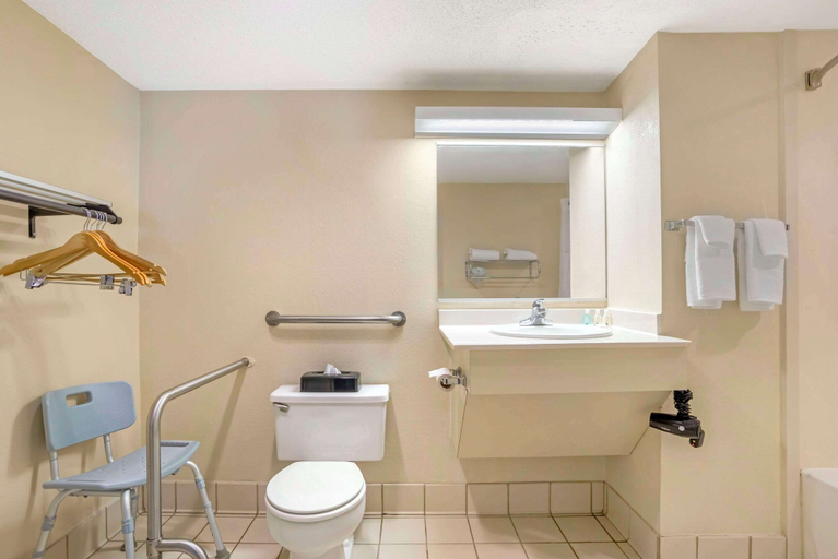 Bathroom 5, Quality Inn near Speedway, Wilkes