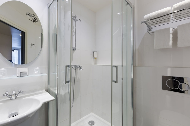 Bathroom 3, Aurore, Paris