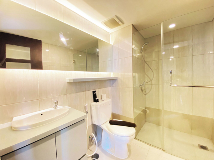 Bathroom 2, Modern Studio Room Apartment At Tamansari La Grande, Bandung
