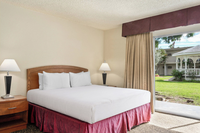 Bedroom 3, Golden Sails Hotel Long Beach, Los Angeles