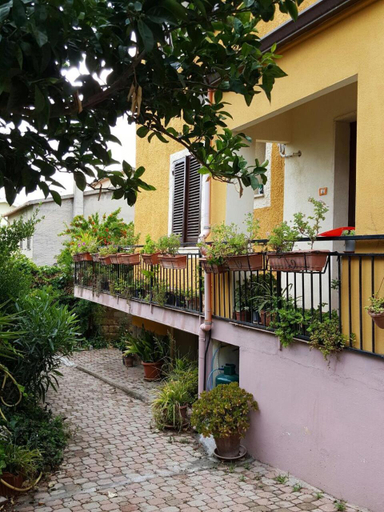 Others 2, B&B Sara, Sassari