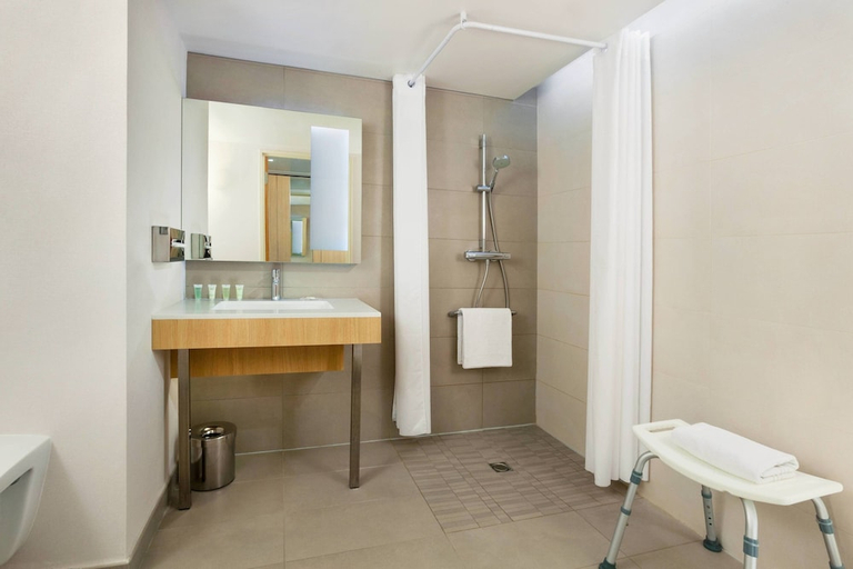 Bathroom 4, Courtyard Montpellier, Hérault