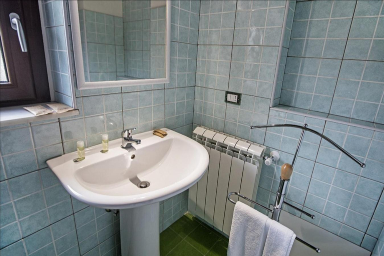 Bathroom 3, Antico Resort Cerasella, Palermo