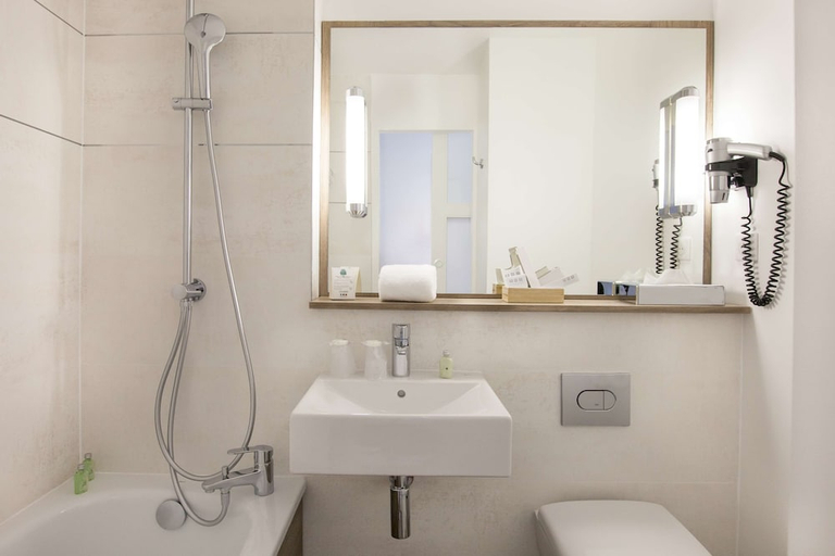 Bathroom 3, Best Western Hotel Le Bordeaux Sud, Gironde