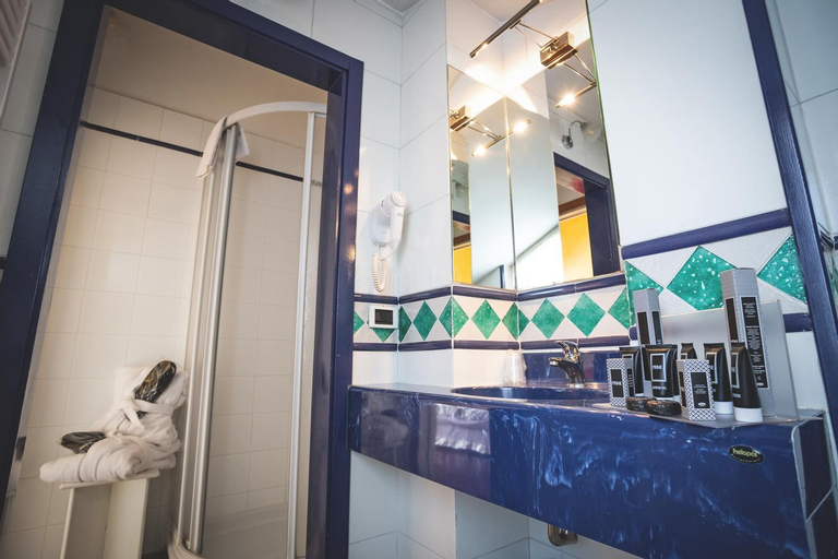 Bathroom 12