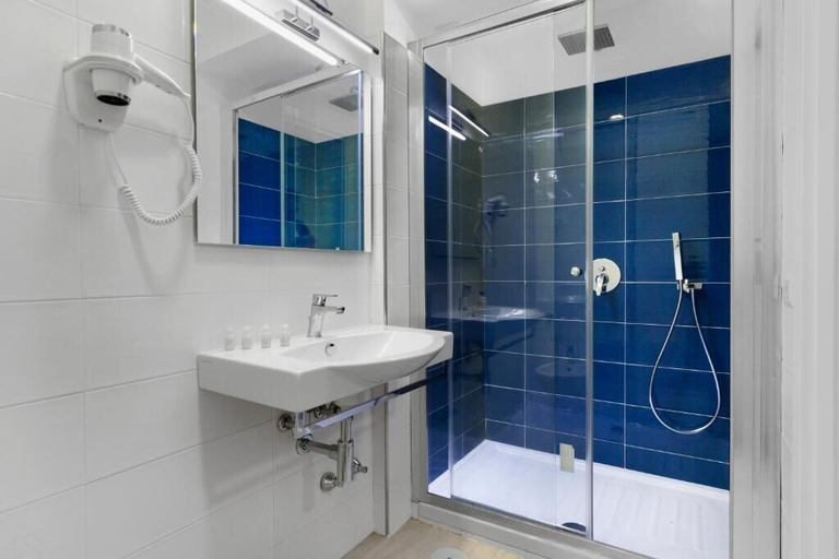 Bathroom 5, Eden Bleu, Napoli