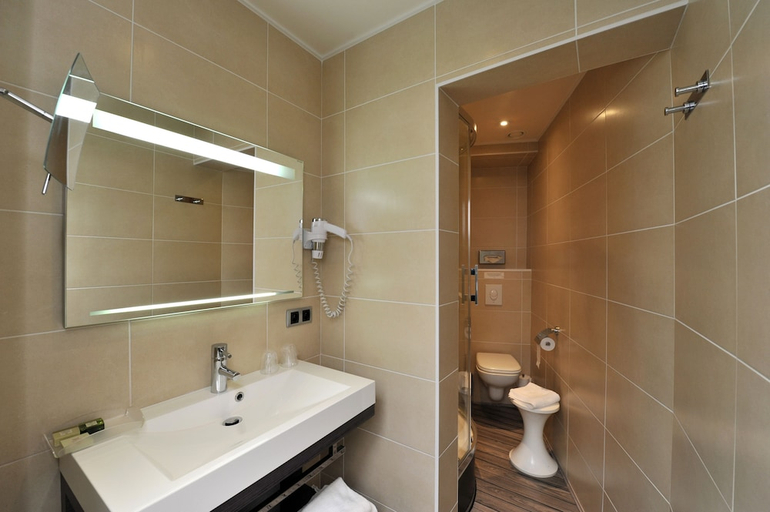 Bathroom 3, Hotel de Bourgogne, Saône-et-Loire