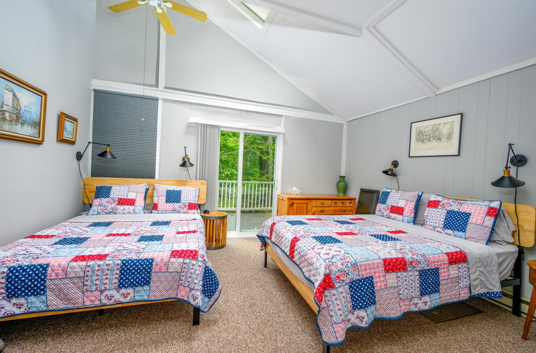 Bedroom 2, Mountain Treasure Bed and Breakfast, Greene