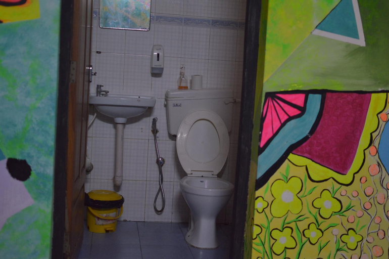 Bathroom 4, Santa Maria hostel, Ernakulam