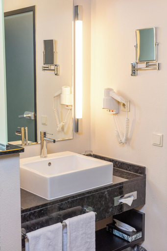 Bathroom 4, Trans World Hotel Donauwelle, Linz