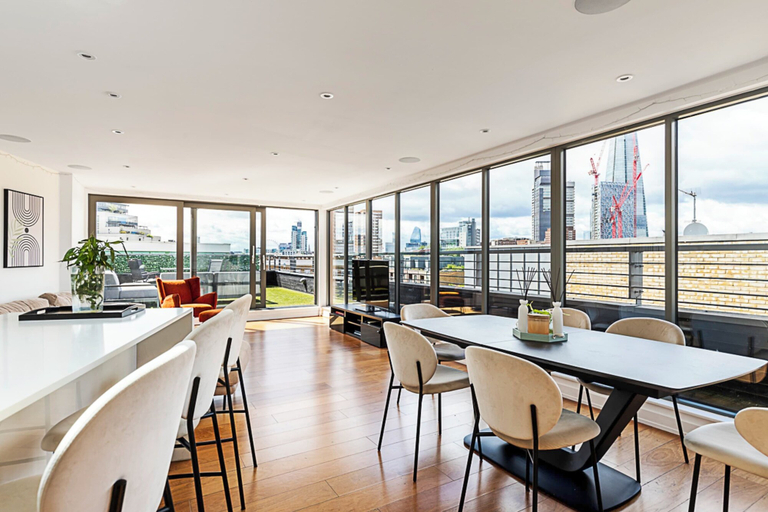 Food & Drinks, Modern Haven With Terrace View & Urban Charm, London