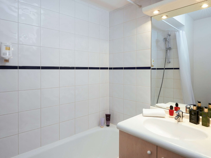 Bathroom 5, Aparthotel Adagio Access Strasbourg Illkirch, Bas-Rhin