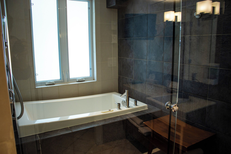 Bathroom 4, Hotel Penticton, Okanagan-Similkameen