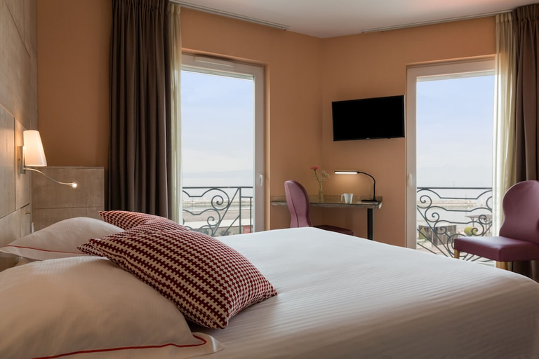 Bedroom 2, Hotel Alize Evian, Haute-Savoie