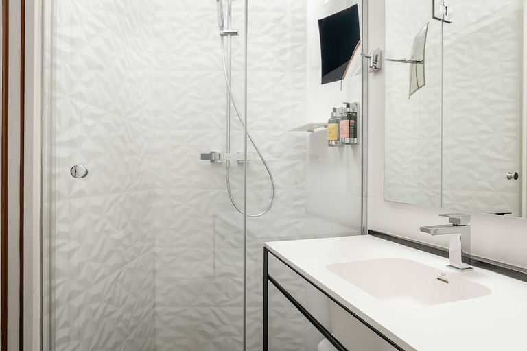 Bathroom 5, Hotel Arc de Triomphe, Paris