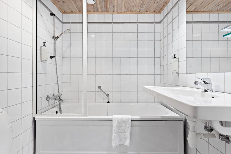 Bathroom 5, Voksenasen, Oslo