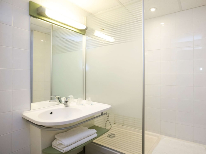 Bathroom 3, Ibis Budget Marseille Vieux Port, Bouches-du-Rhône