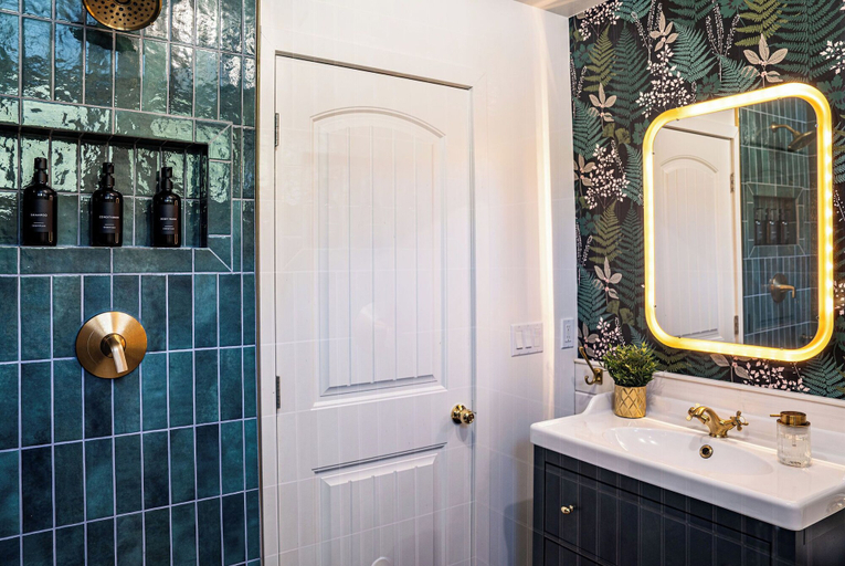 Bathroom 3, The Downtown Hive by Revelstoke Vacations, Columbia-Shuswap