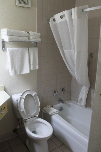 Bathroom 5, Quality Inn & Suites, Crawford