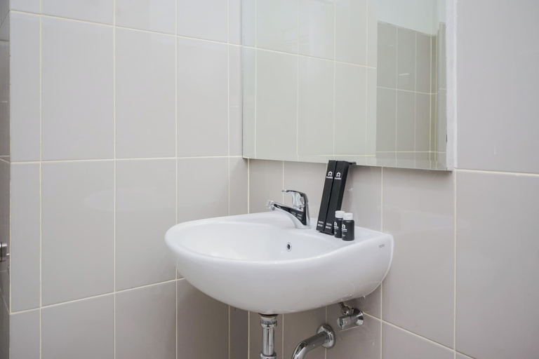 Bathroom 2, Cozy Apartment Studio Room At Bintaro Plaza Residence Altiz Tower, Tangerang Selatan