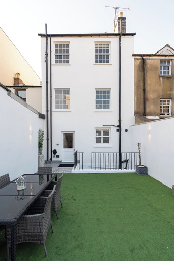 Exterior & Views 2, Gloucester Place Townhouse with Hot Tub, Gloucestershire