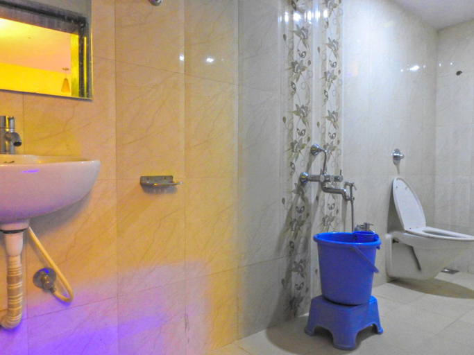 Bathroom 3, Evergreen Holidays, Satara