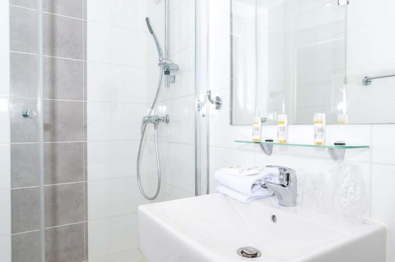 Bathroom 4, Dios Hotel, Haute-Garonne