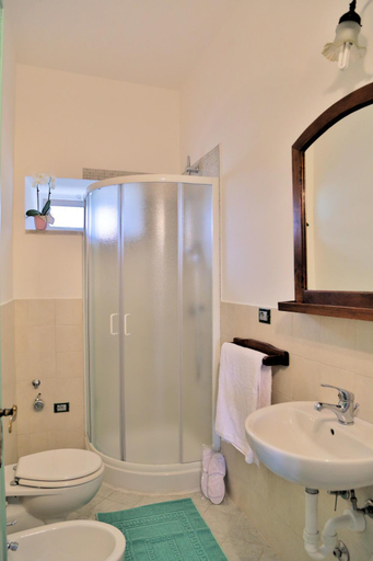 Bathroom 3, Case Natura, Imperia