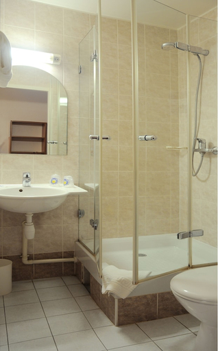 Bathroom 4, B&B HOTEL Strasbourg Nord Mundolsheim, Bas-Rhin