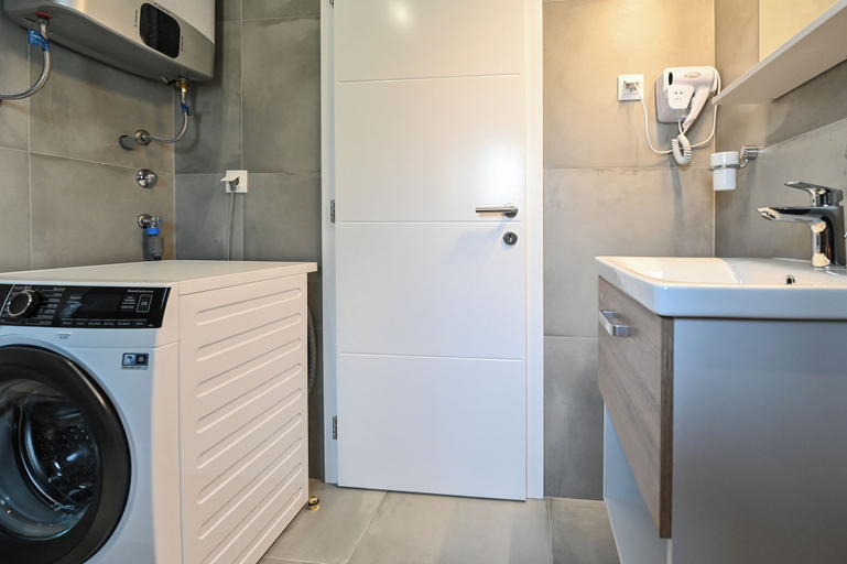 Bathroom 4, Pool apartments Banta A, Novalja