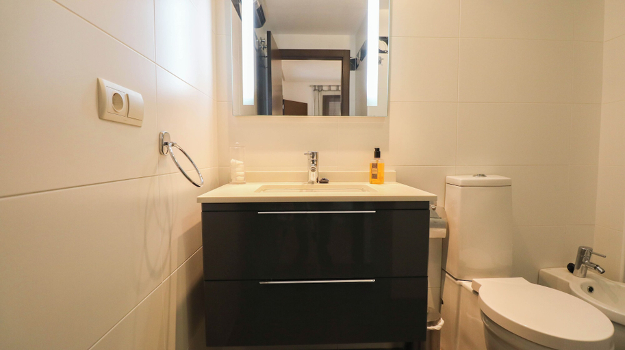 Bathroom 5, 2 Room, Sleeps 4, Parking, 4 Pools, Sea 1st Line, Almería