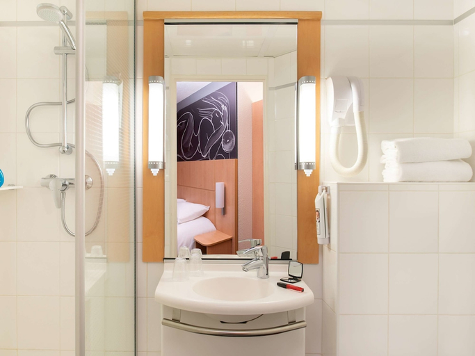 Bathroom, ibis Paris Gare de Lyon Diderot 12th, Paris