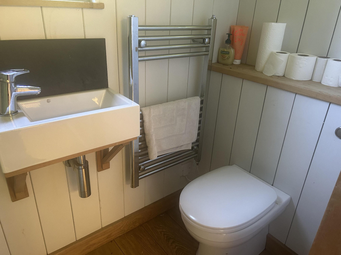 Bathroom, Cozy Cabin Retreat in Bedford, Central Bedfordshire