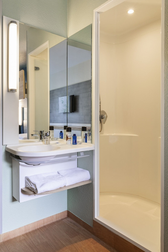 Bathroom 3, Ibis Budget Paris La Villette 19Eme, Paris