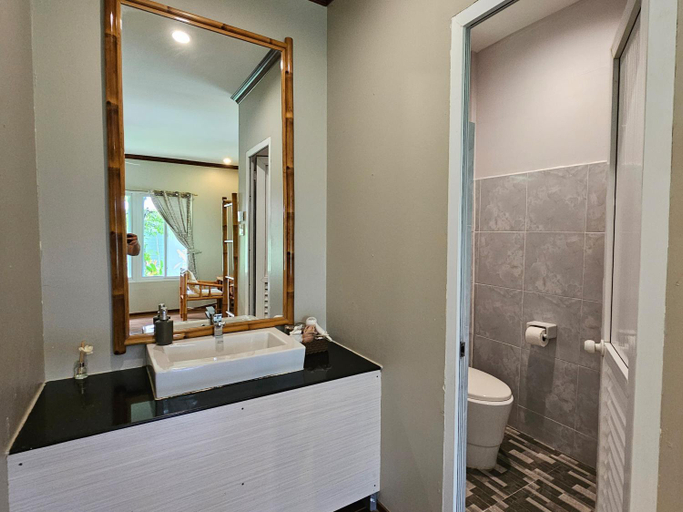 Bathroom 2, Bearlin Bungalow, Vangvieng