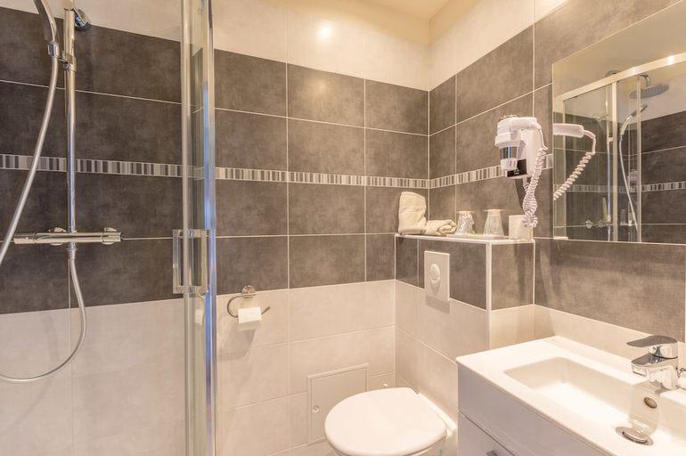 Bathroom 4, Imperial, Hérault